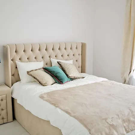 Elegant City Center Apartment 7A-3