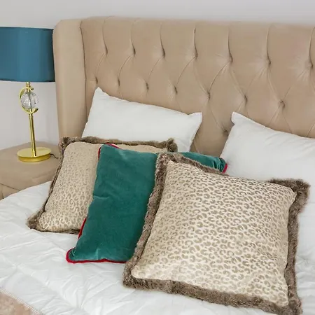Elegant City Center Apartment 7A-2
